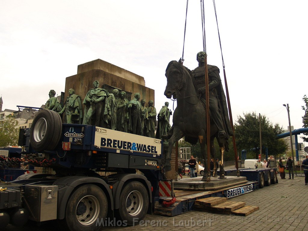 Reiterdenkmal kehrt zurueck auf dem Heumarkt P25.JPG